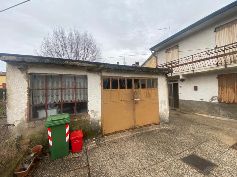 Scopri questa affascinante casa a schiera porzione di testa, situata nella tranquilla e pittoresc...