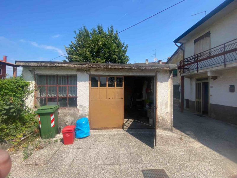 Scopri questa affascinante casa a schiera porzione di testa, situata nella tranquilla e pittoresc...