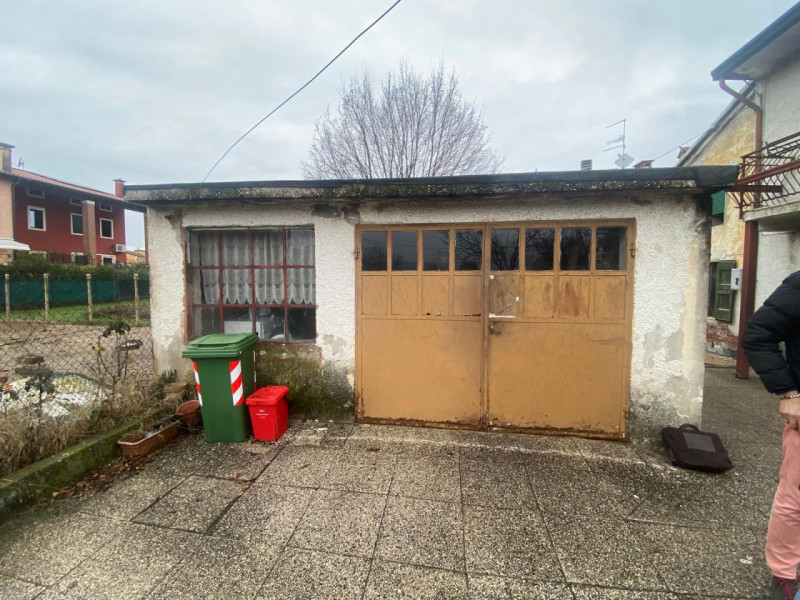 Scopri questa affascinante casa a schiera porzione di testa, situata nella tranquilla e pittoresc...