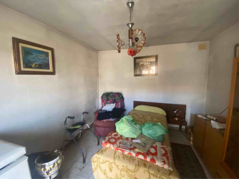 Scopri questa affascinante casa a schiera porzione di testa, situata nella tranquilla e pittoresc...