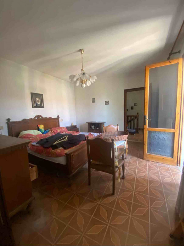Scopri questa affascinante casa a schiera porzione di testa, situata nella tranquilla e pittoresc...