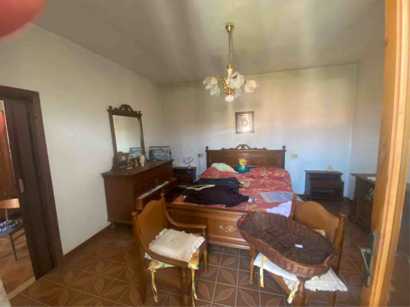 Scopri questa affascinante casa a schiera porzione di testa, situata nella tranquilla e pittoresc...