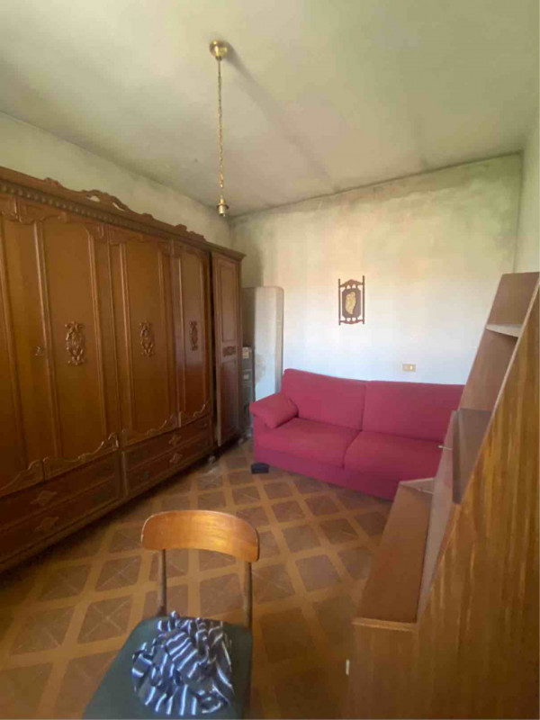 Scopri questa affascinante casa a schiera porzione di testa, situata nella tranquilla e pittoresc...