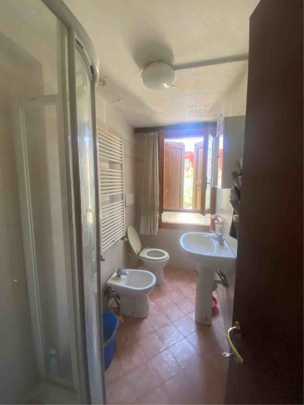 Scopri questa affascinante casa a schiera porzione di testa, situata nella tranquilla e pittoresc...
