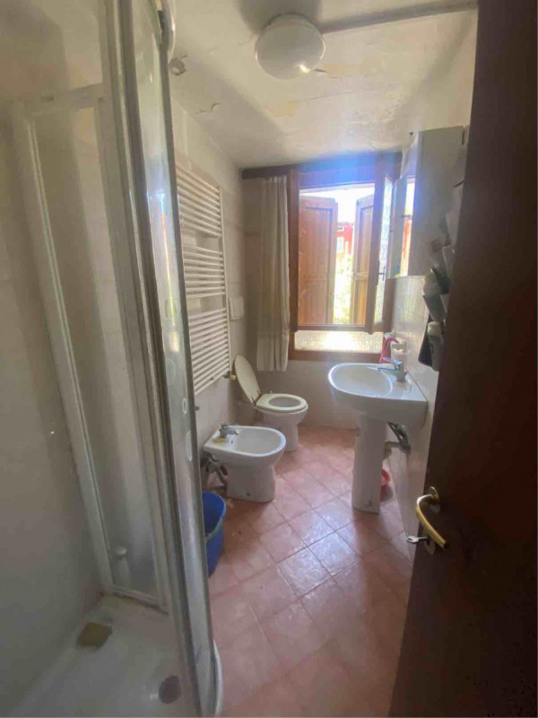 Scopri questa affascinante casa a schiera porzione di testa, situata nella tranquilla e pittoresc...