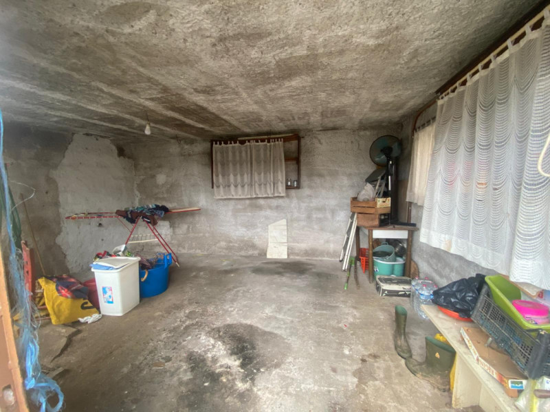 Scopri questa affascinante casa a schiera porzione di testa, situata nella tranquilla e pittoresc...
