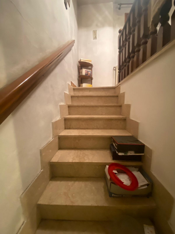 Scopri questa affascinante casa a schiera porzione di testa, situata nella tranquilla e pittoresc...