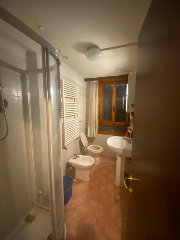 Scopri questa affascinante casa a schiera porzione di testa, situata nella tranquilla e pittoresc...