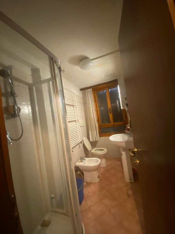 Scopri questa affascinante casa a schiera porzione di testa, situata nella tranquilla e pittoresc...