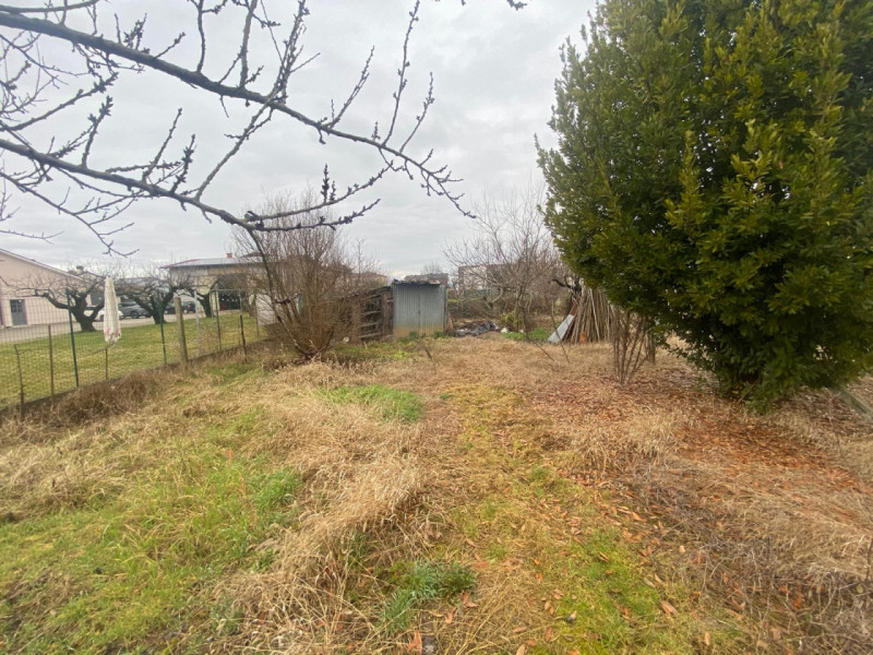 Scopri questa affascinante casa a schiera porzione di testa, situata nella tranquilla e pittoresc...