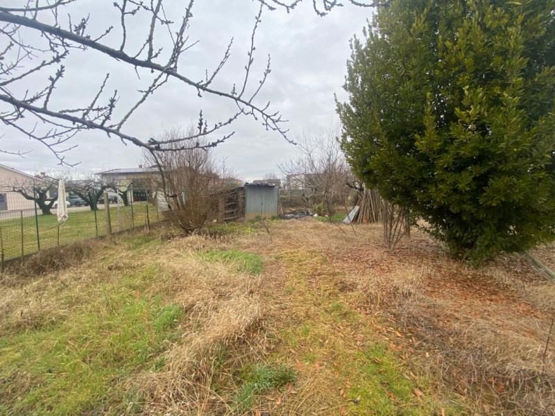 Scopri questa affascinante casa a schiera porzione di testa, situata nella tranquilla e pittoresc...