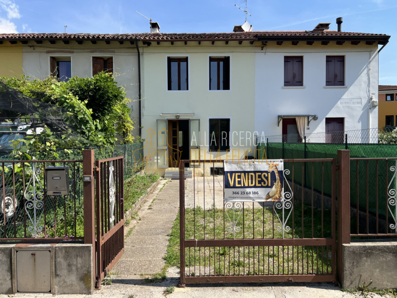 SCHIO - Quartiere Rossi: nella zona centrale e tranquilla, CASA A SCHIERA centrale con ampio giar...