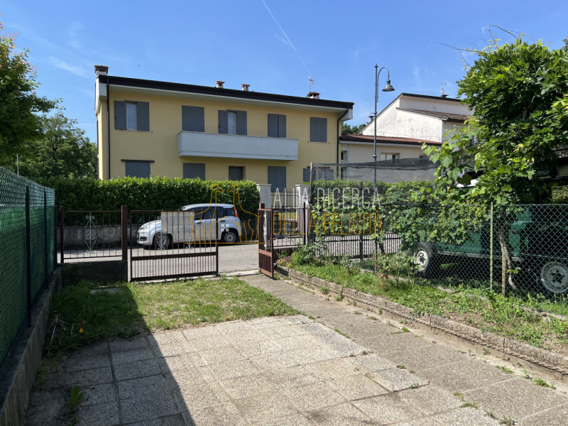 SCHIO - Quartiere Rossi: nella zona centrale e tranquilla, CASA A SCHIERA centrale con ampio giar...