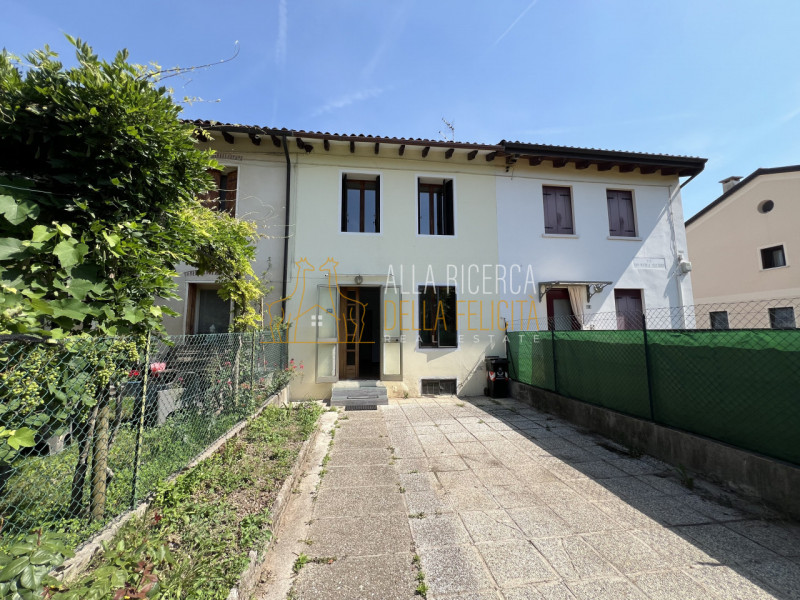 SCHIO - Quartiere Rossi: nella zona centrale e tranquilla, CASA A SCHIERA centrale con ampio giar...