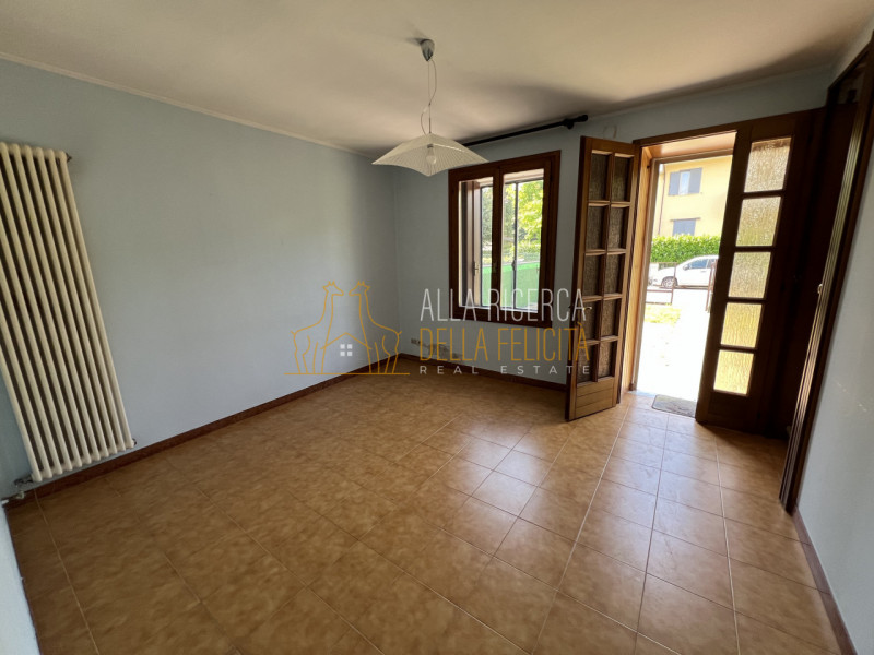 SCHIO - Quartiere Rossi: nella zona centrale e tranquilla, CASA A SCHIERA centrale con ampio giar...