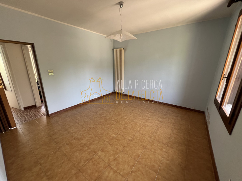SCHIO - Quartiere Rossi: nella zona centrale e tranquilla, CASA A SCHIERA centrale con ampio giar...