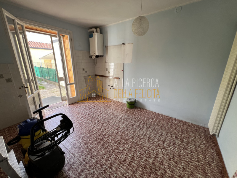 SCHIO - Quartiere Rossi: nella zona centrale e tranquilla, CASA A SCHIERA centrale con ampio giar...