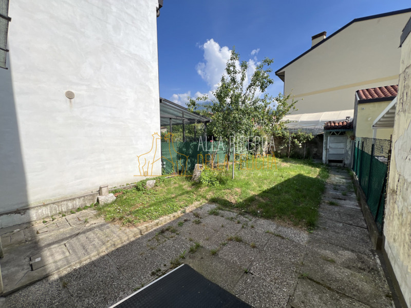 SCHIO - Quartiere Rossi: nella zona centrale e tranquilla, CASA A SCHIERA centrale con ampio giar...