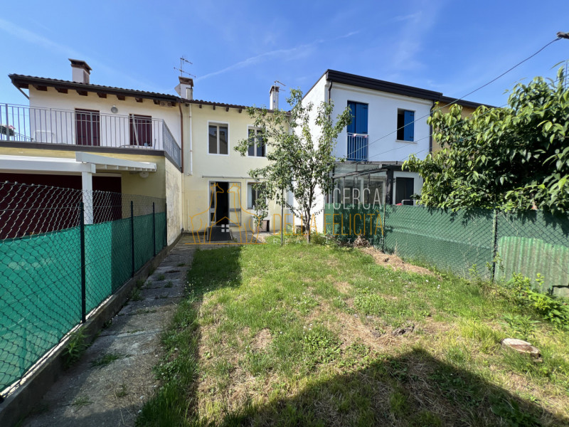 SCHIO - Quartiere Rossi: nella zona centrale e tranquilla, CASA A SCHIERA centrale con ampio giar...