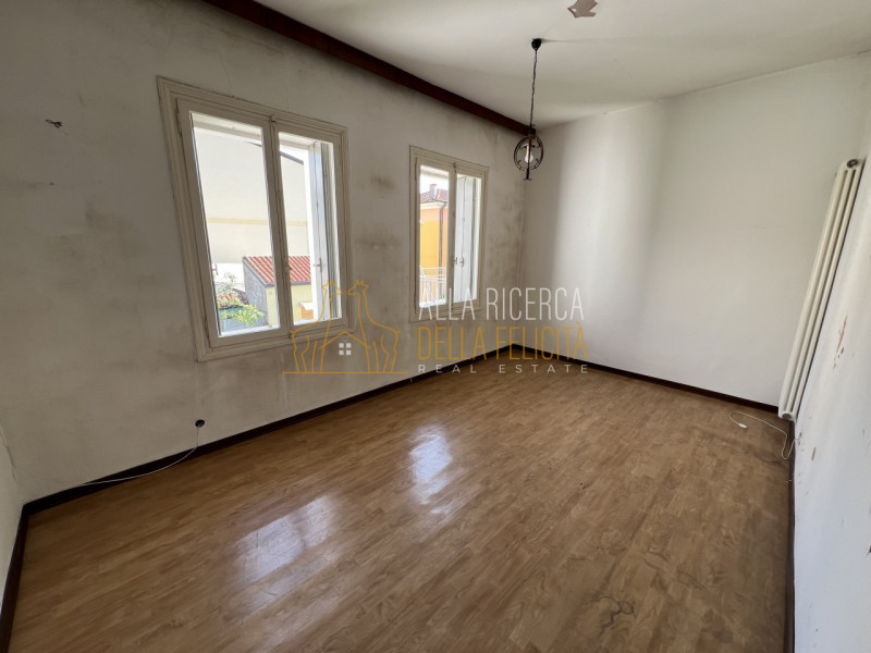 SCHIO - Quartiere Rossi: nella zona centrale e tranquilla, CASA A SCHIERA centrale con ampio giar...
