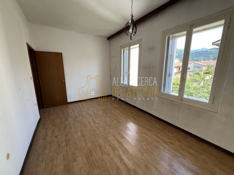 SCHIO - Quartiere Rossi: nella zona centrale e tranquilla, CASA A SCHIERA centrale con ampio giar...