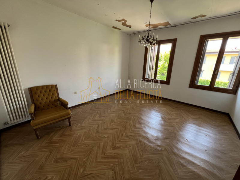 SCHIO - Quartiere Rossi: nella zona centrale e tranquilla, CASA A SCHIERA centrale con ampio giar...