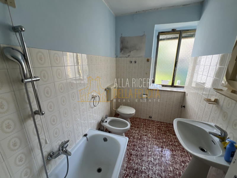 SCHIO - Quartiere Rossi: nella zona centrale e tranquilla, CASA A SCHIERA centrale con ampio giar...