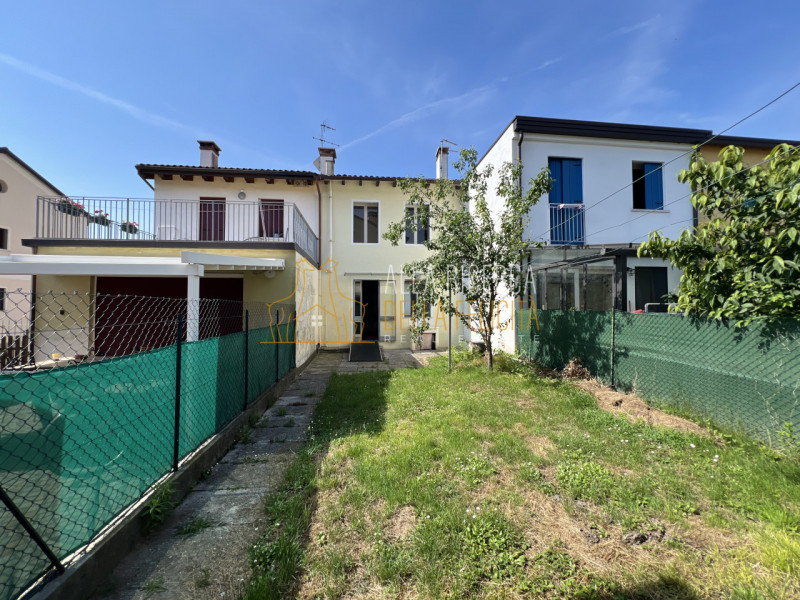 SCHIO - Quartiere Rossi: nella zona centrale e tranquilla, CASA A SCHIERA centrale con ampio giar...