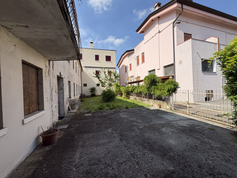 Nel cuore di Galzignano Terme, in posizione tranquilla e riservata, a circa 50 metri dalla chiesa...