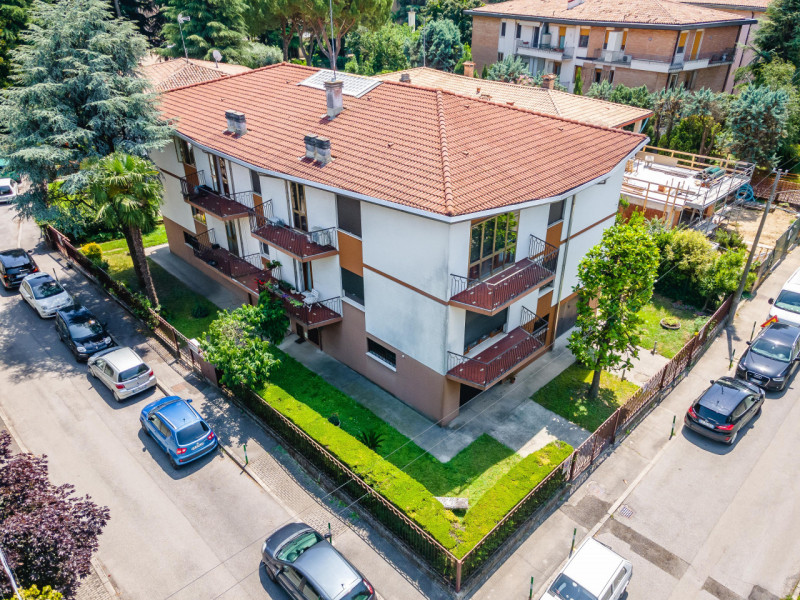 Situato in una strada chiusa in centro quartiere, proponiamo in vendita appartamento al secondo e...