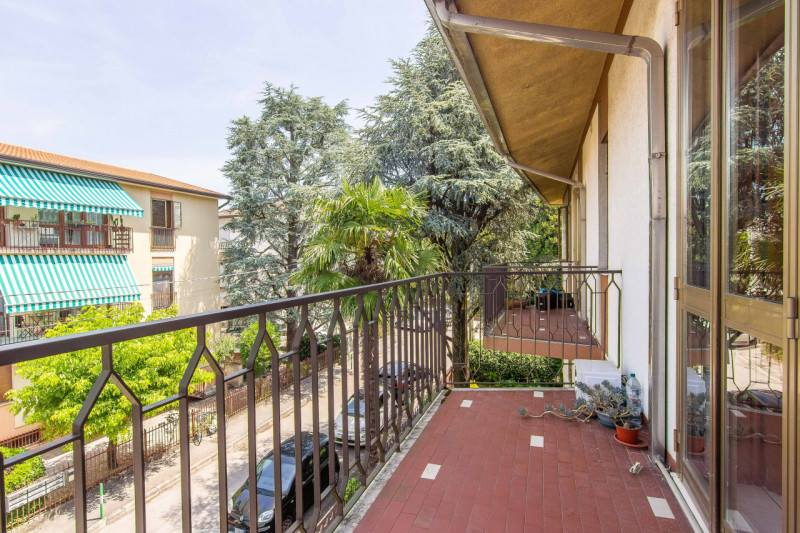 Situato in una strada chiusa in centro quartiere, proponiamo in vendita appartamento al secondo e...