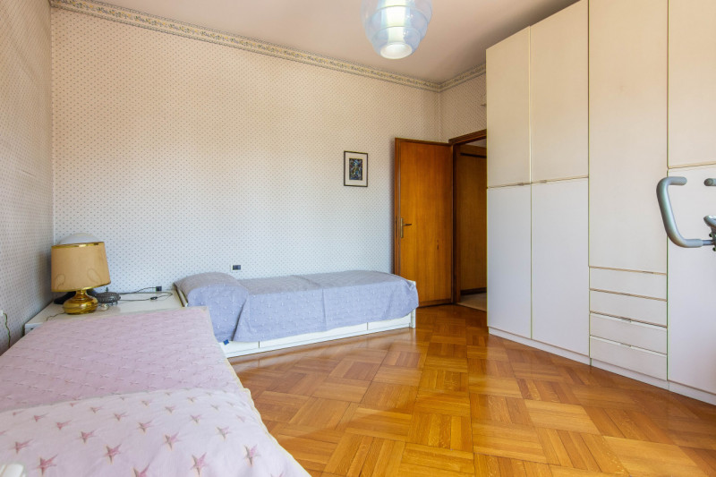 Situato in una strada chiusa in centro quartiere, proponiamo in vendita appartamento al secondo e...