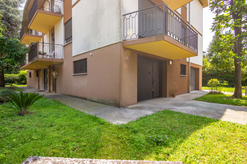 Situato in una strada chiusa in centro quartiere, proponiamo in vendita appartamento al secondo e...