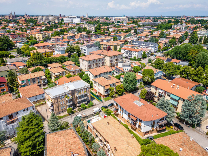 Situato in una strada chiusa in centro quartiere, proponiamo in vendita appartamento al secondo e...
