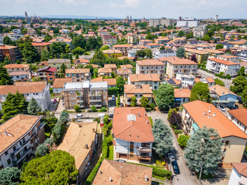 Situato in una strada chiusa in centro quartiere, proponiamo in vendita appartamento al secondo e...