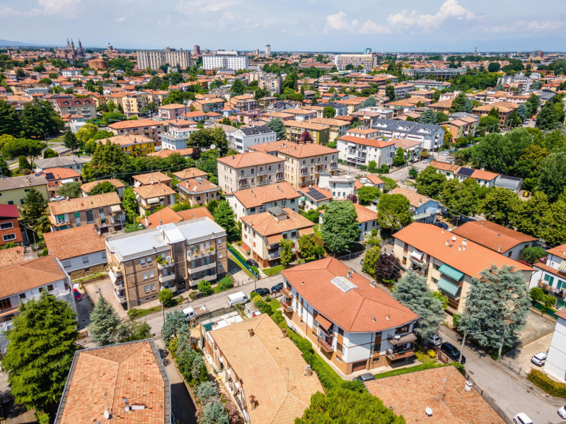 Situato in una strada chiusa in centro quartiere, proponiamo in vendita appartamento al secondo e...
