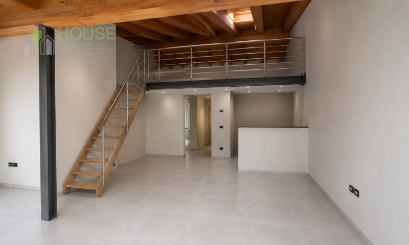 Scopri questa affascinante APPARTAMENTO mansardardato con ingresso indipendente inserito nella pi...