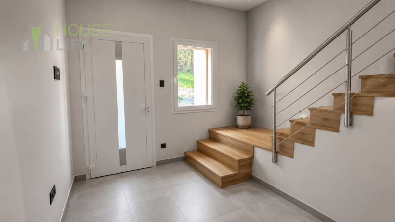 Scopri questa affascinante APPARTAMENTO mansardardato con ingresso indipendente inserito nella pi...