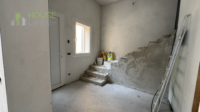 Scopri questa affascinante APPARTAMENTO mansardardato con ingresso indipendente inserito nella pi...