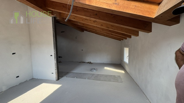 Scopri questa affascinante APPARTAMENTO mansardardato con ingresso indipendente inserito nella pi...