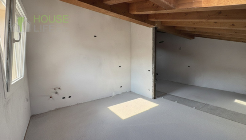 Scopri questa affascinante APPARTAMENTO mansardardato con ingresso indipendente inserito nella pi...