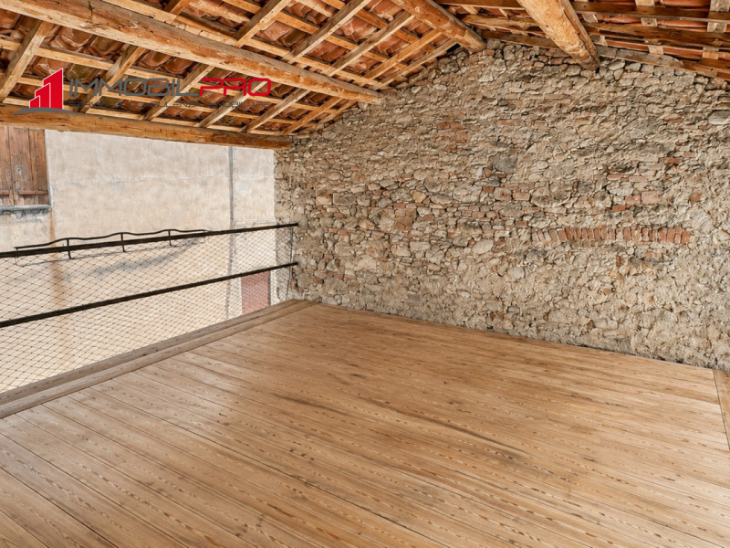 Ad Arsiero proponiamo in vendita una casa a schiera di testa, con ingresso indipendente, garage e...
