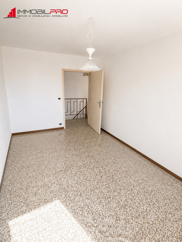 Ad Arsiero proponiamo in vendita una casa a schiera di testa, con ingresso indipendente, garage e...