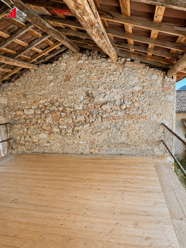 Ad Arsiero proponiamo in vendita una casa a schiera di testa, con ingresso indipendente, garage e...
