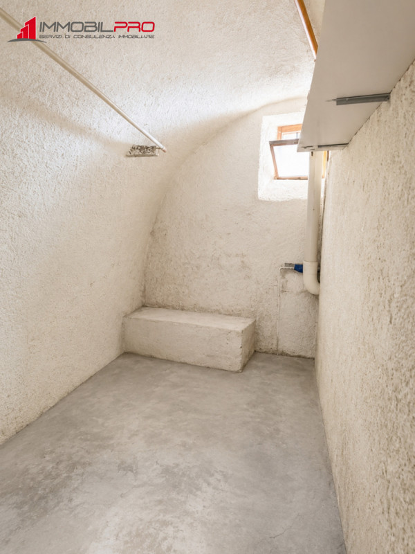 Ad Arsiero proponiamo in vendita una casa a schiera di testa, con ingresso indipendente, garage e...