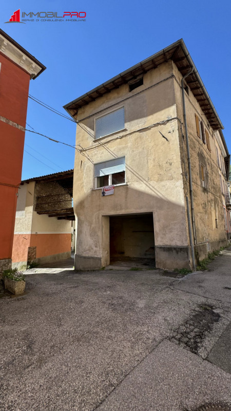 Ad Arsiero proponiamo in vendita una casa a schiera di testa, con ingresso indipendente, garage e...