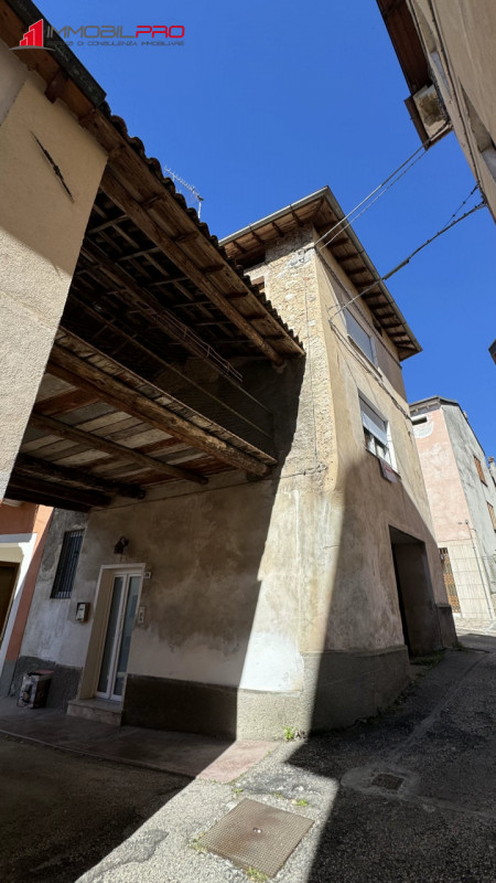 Ad Arsiero proponiamo in vendita una casa a schiera di testa, con ingresso indipendente, garage e...