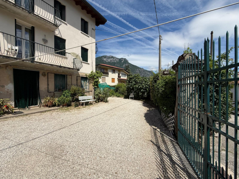 In posizione tranquilla e riservata, proponiamo in vendita casa indipendente circondata da terren...