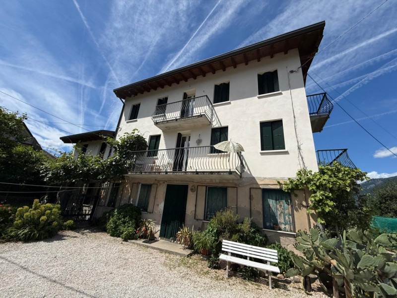 In posizione tranquilla e riservata, proponiamo in vendita casa indipendente circondata da terren...