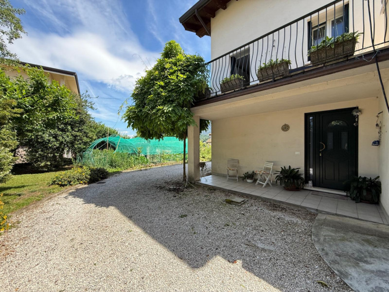 In posizione tranquilla e riservata, proponiamo in vendita casa indipendente circondata da terren...